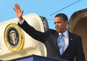 Obama waving from plane to Cuba